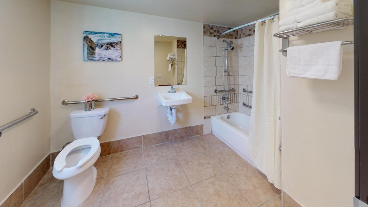 Deluxe Double Room with Bath,1043576011:JPEG