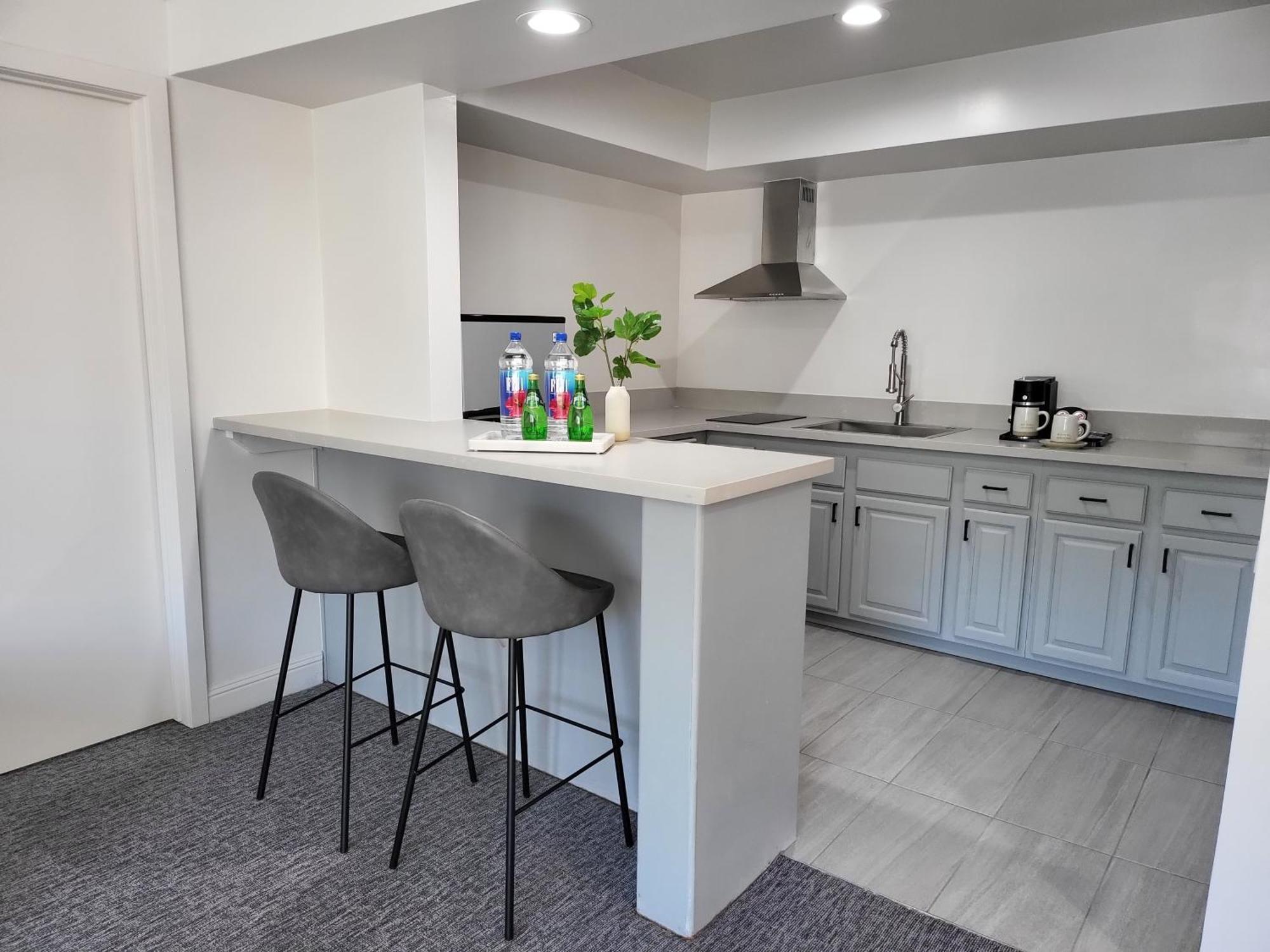 1 Bedroom Suite 1 King Bed Kitchenette,1349119439:JPEG