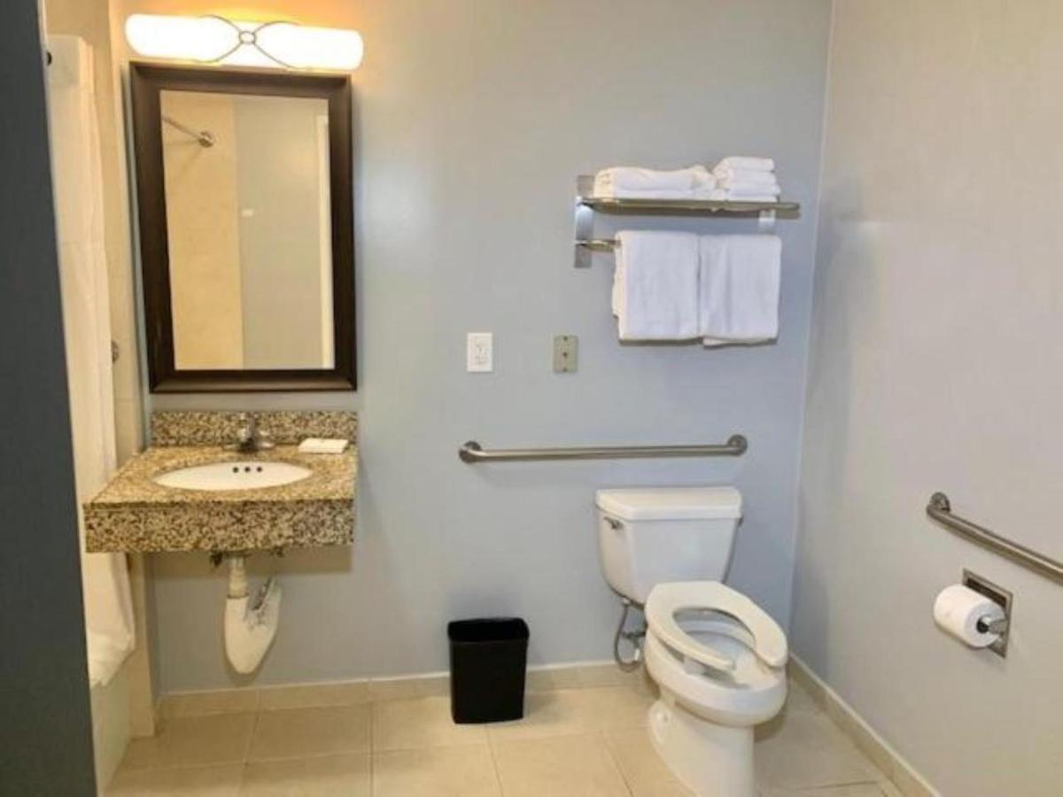 Standard Room, 1 Queen Bed, Accessible Tub, Non Smoking,1344096533:JPEG
