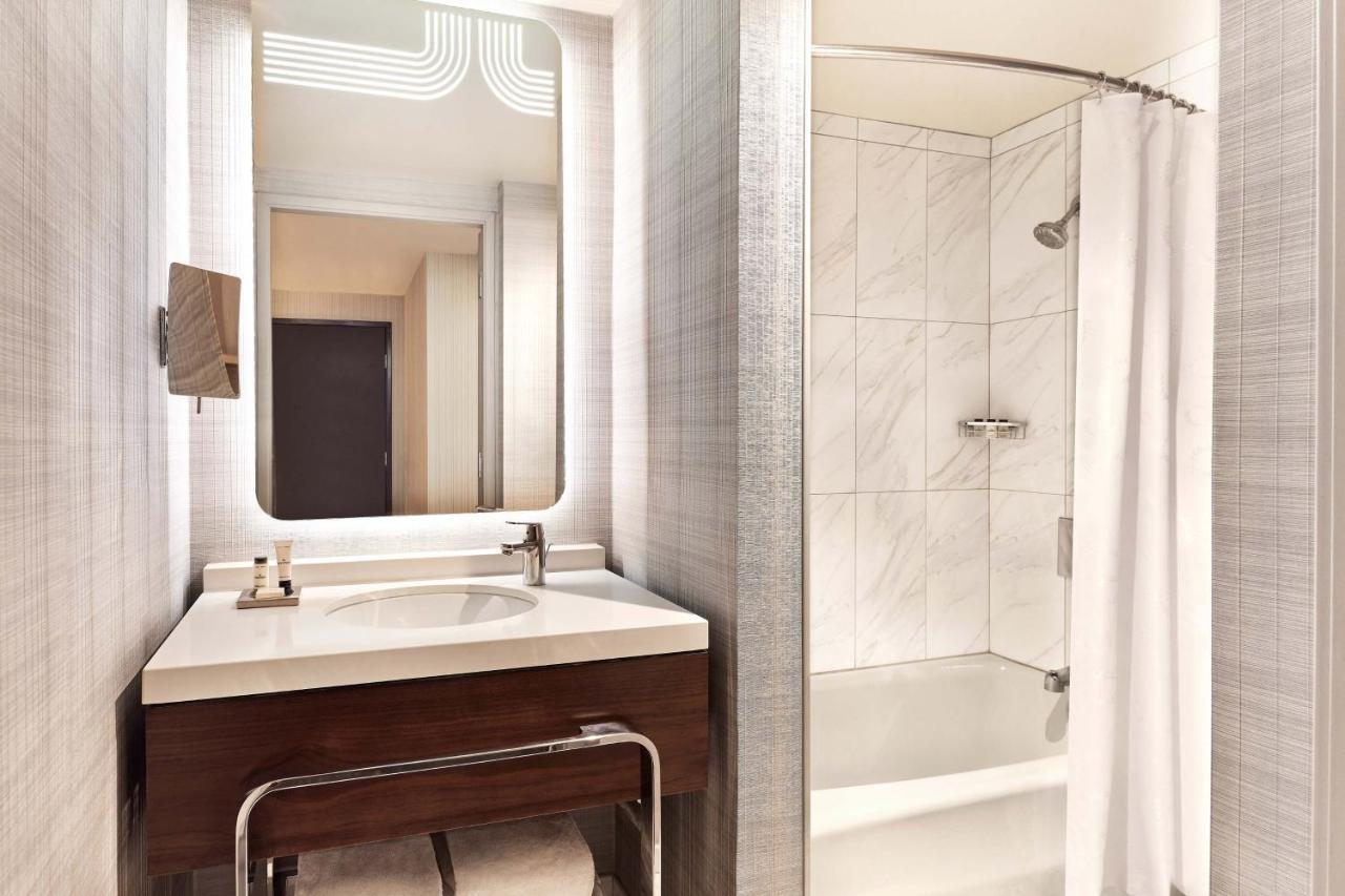 One Bedroom Suite Suite 1 King Alternate bed sofa bed