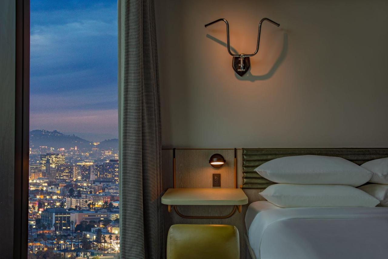 Corner King Room City View