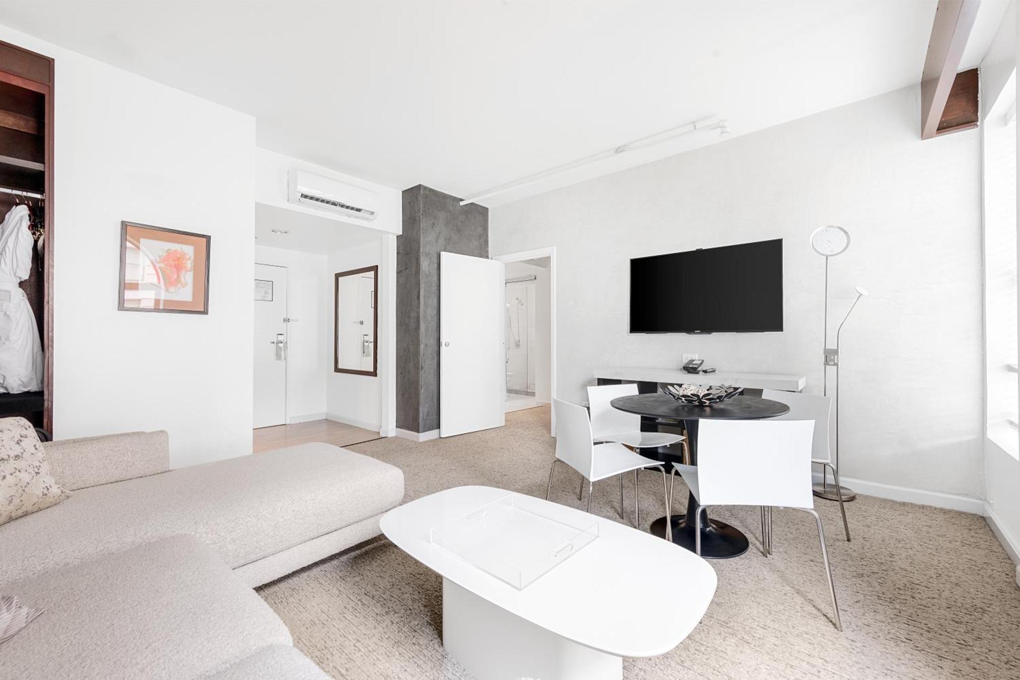 One-Bedroom King Suite - Non-Smoking