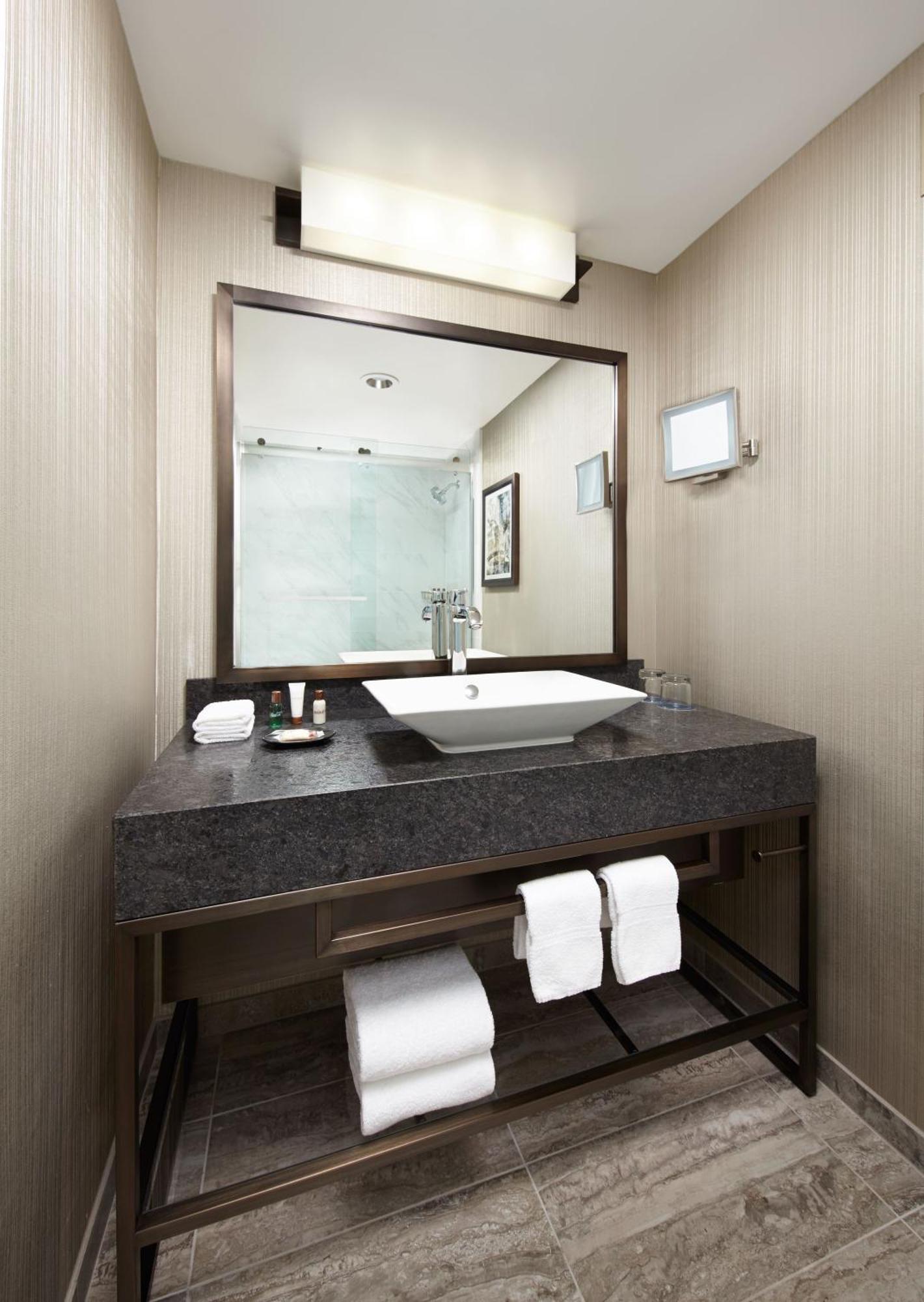 Concierge level Guest room 1 King Corner room