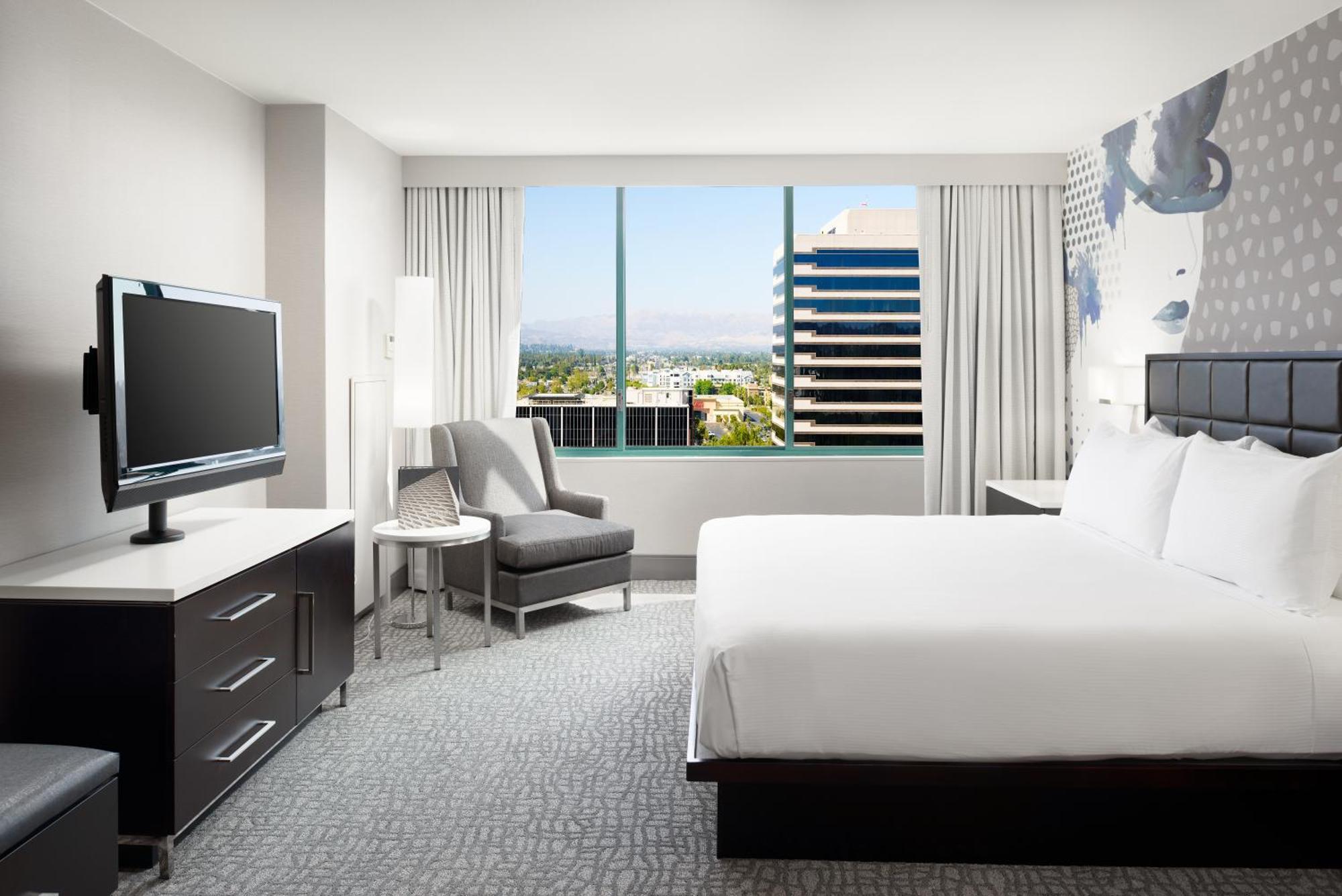 Premier Corner King Suite City View