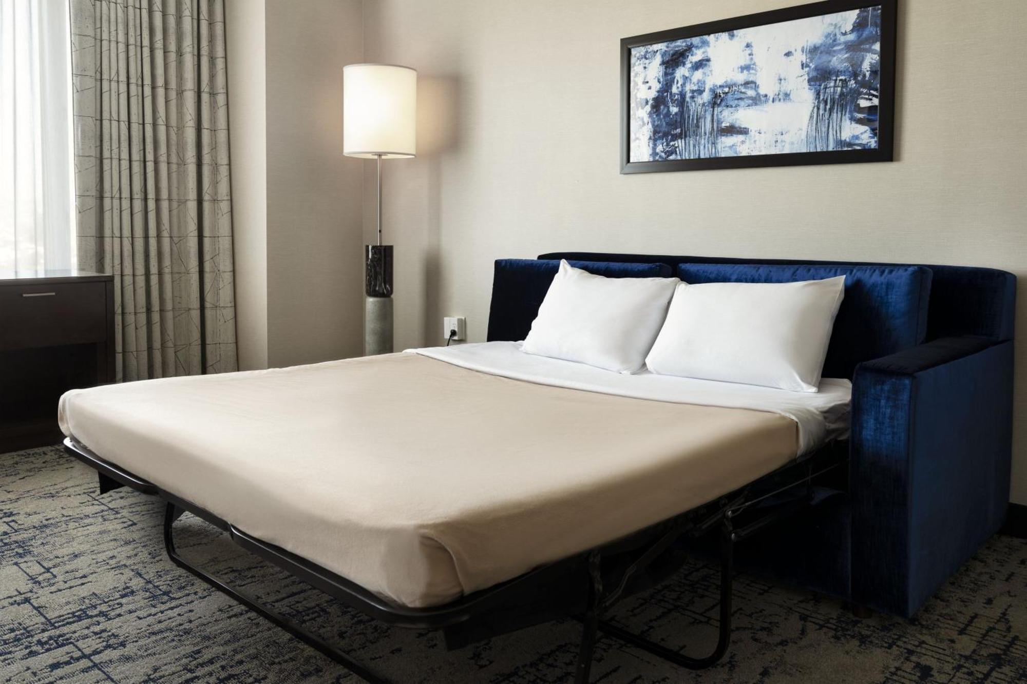 Grote Studio met 2 Queensize Bedden en Slaapbank