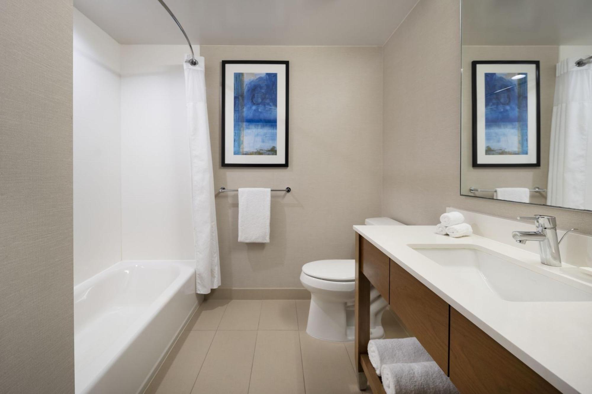 Guest Queen Room Two Queen Beds Hollywood Sign View