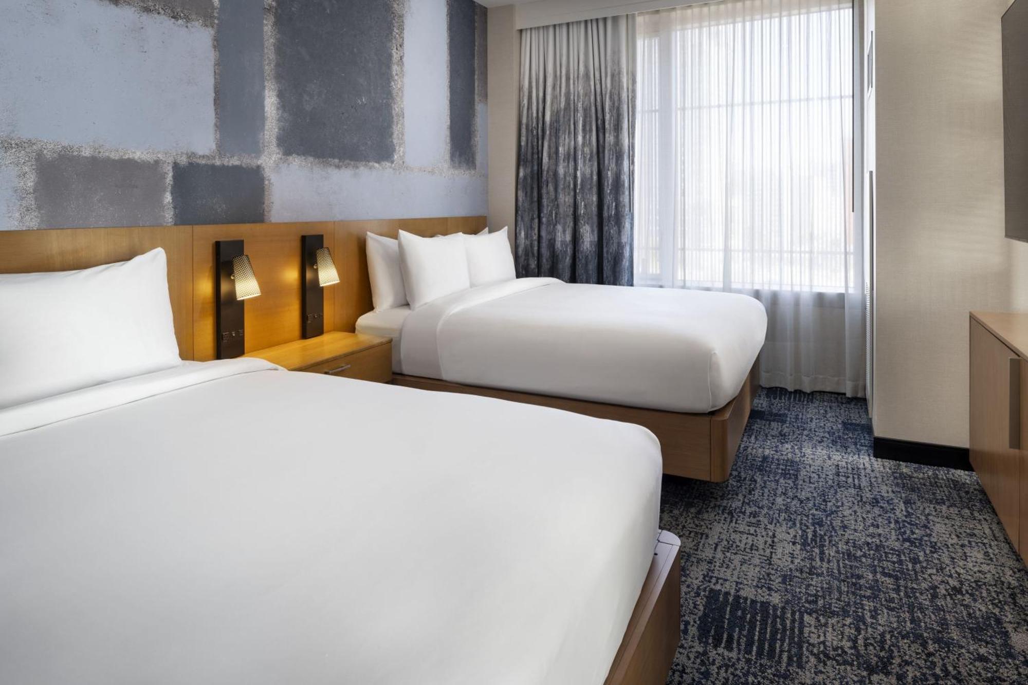 Guest Queen Room Two Queen Beds Hollywood Sign View
