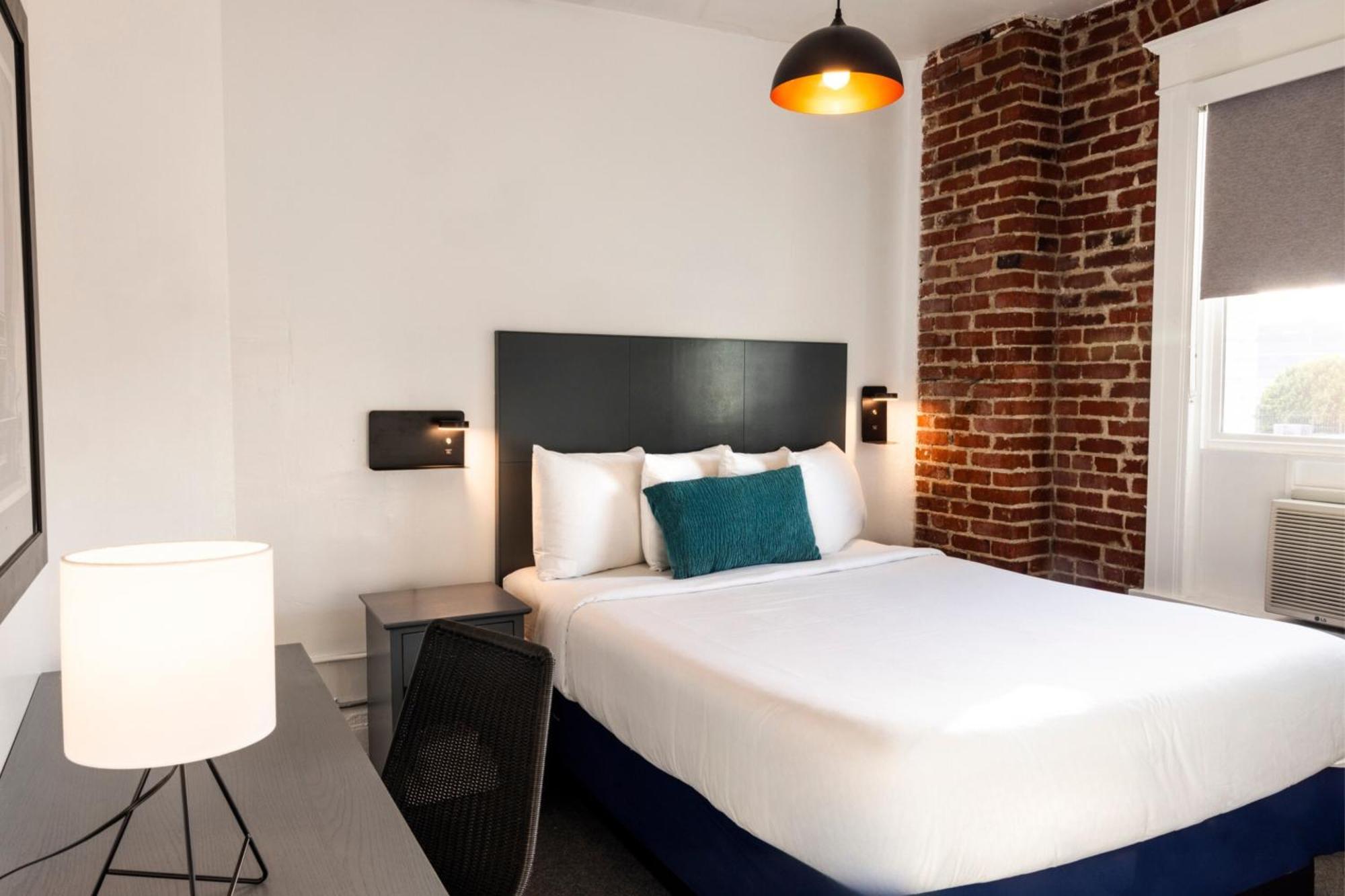 One-Bedroom Suite with Shared Bath,1604786496:JPEG