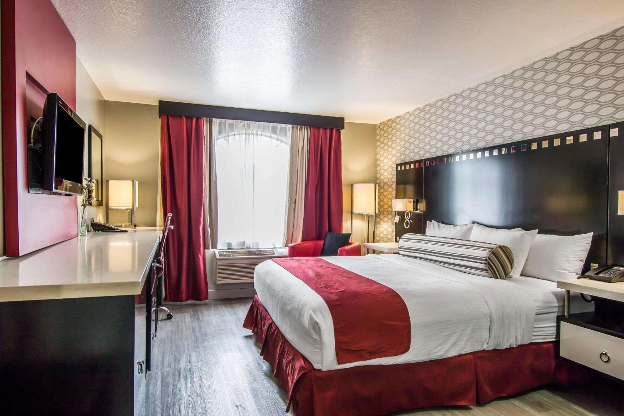 Family Suite, 1 King Bed and 2 Queen Beds, 2 Bathrooms, Non Smoking