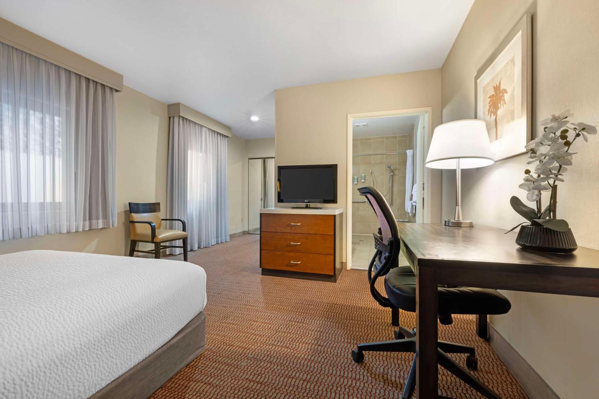 Queen Room Roll Shower Mobility Accessible or Non-Smoking