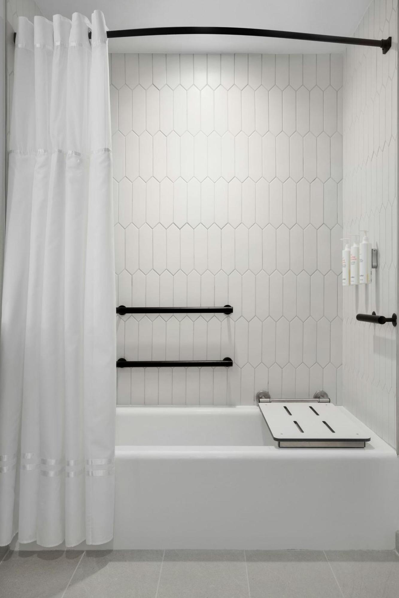 Concierge level Guest room Two Double Beds Marina view