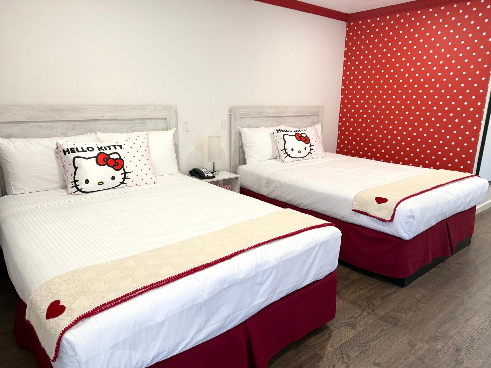 Kitty Character Suite 2 Queen Beds,1642317627:JPEG