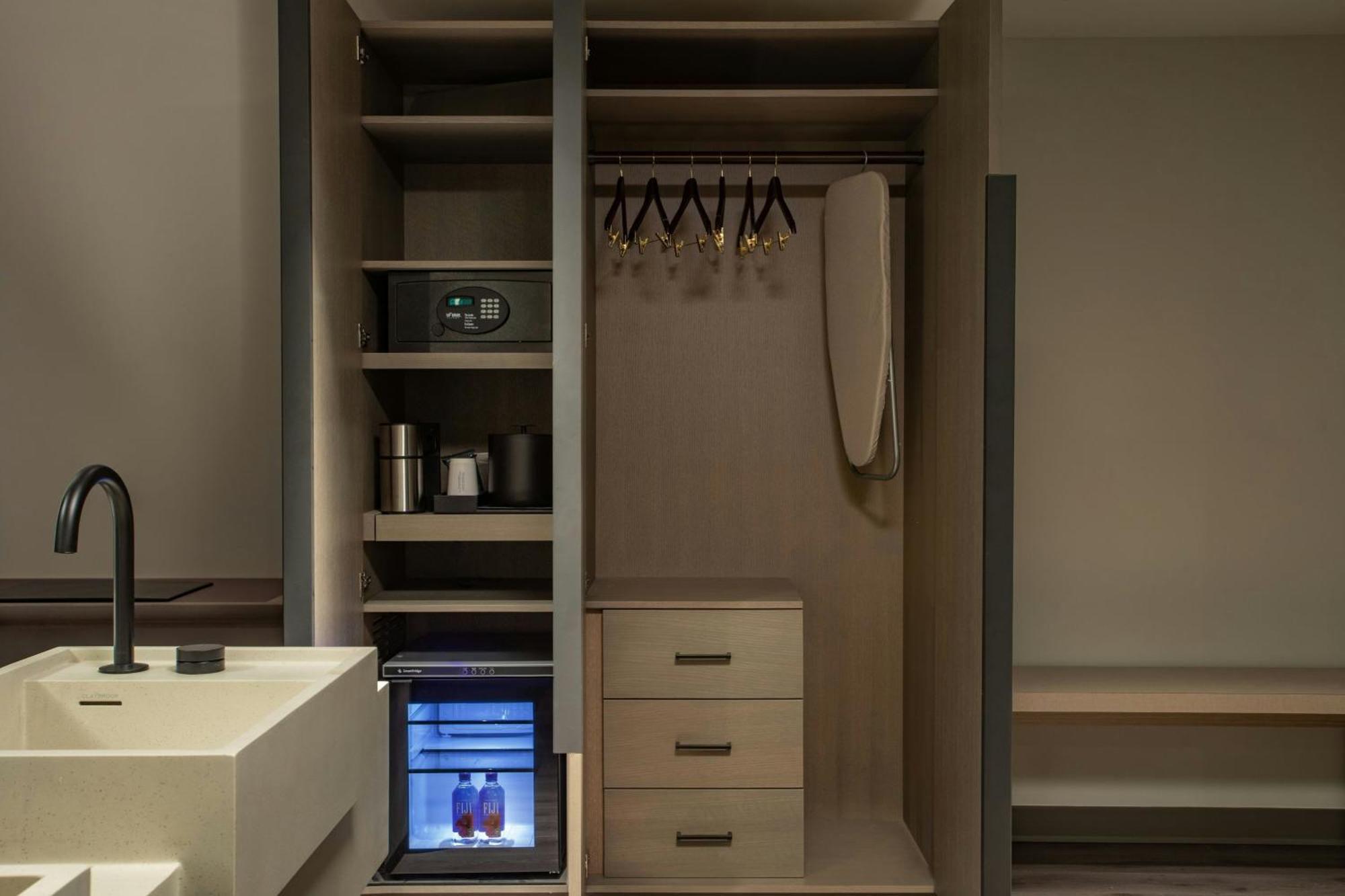 Queen Room City View Roll Shower Mobility Accessible