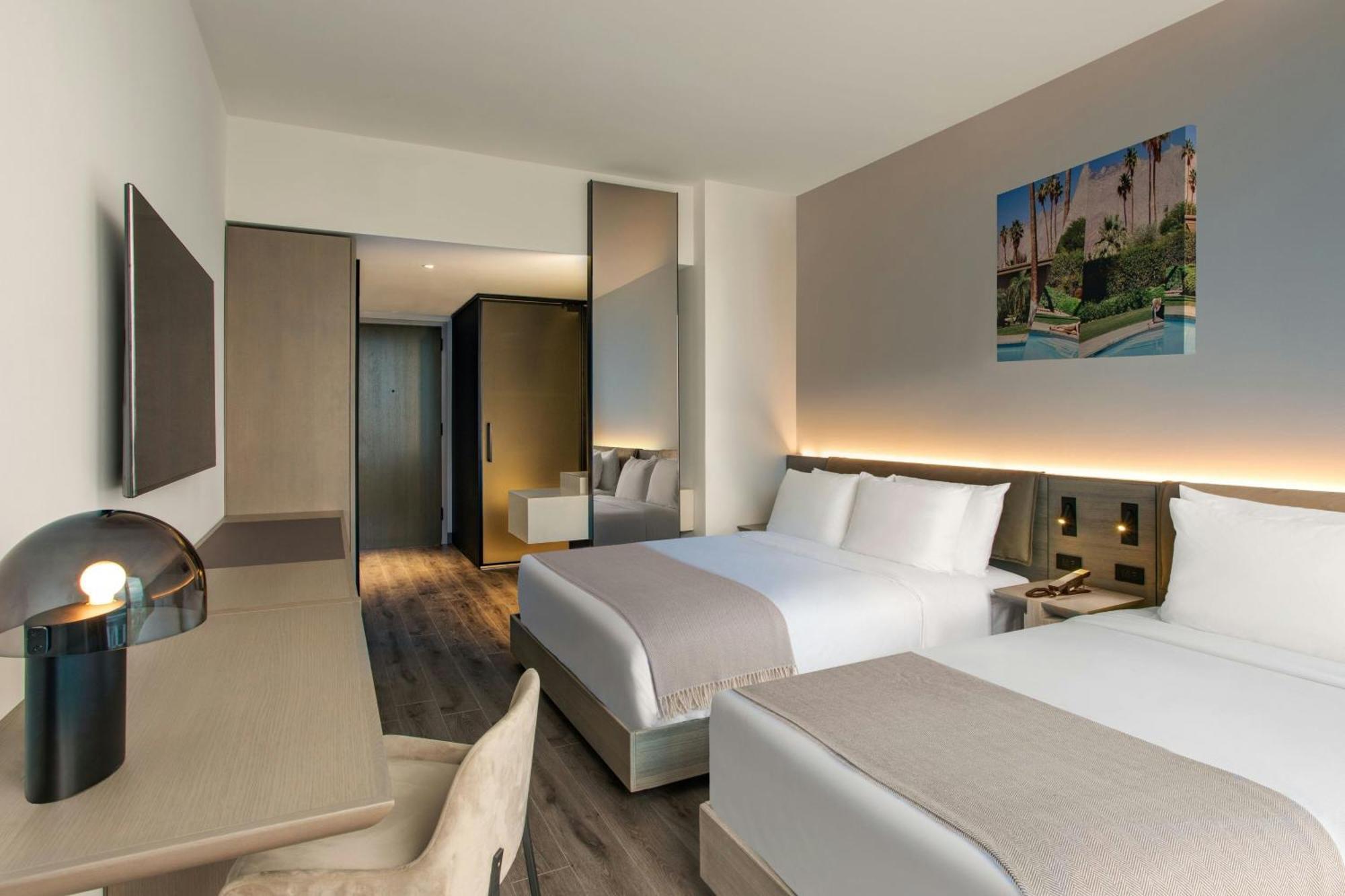 Queen Room City View Roll Shower Mobility Accessible