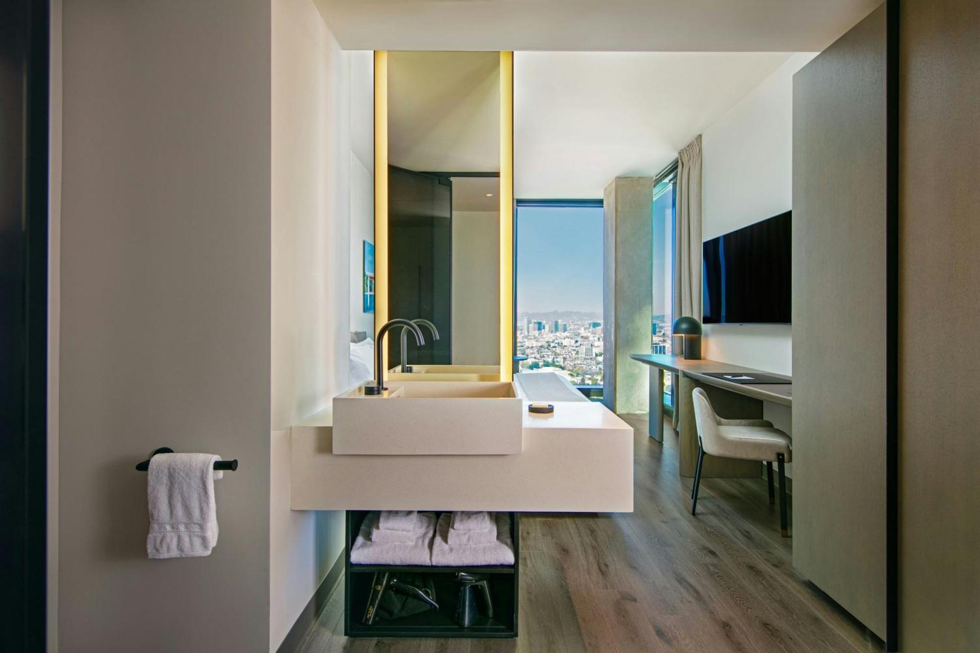 Corner King Room City View