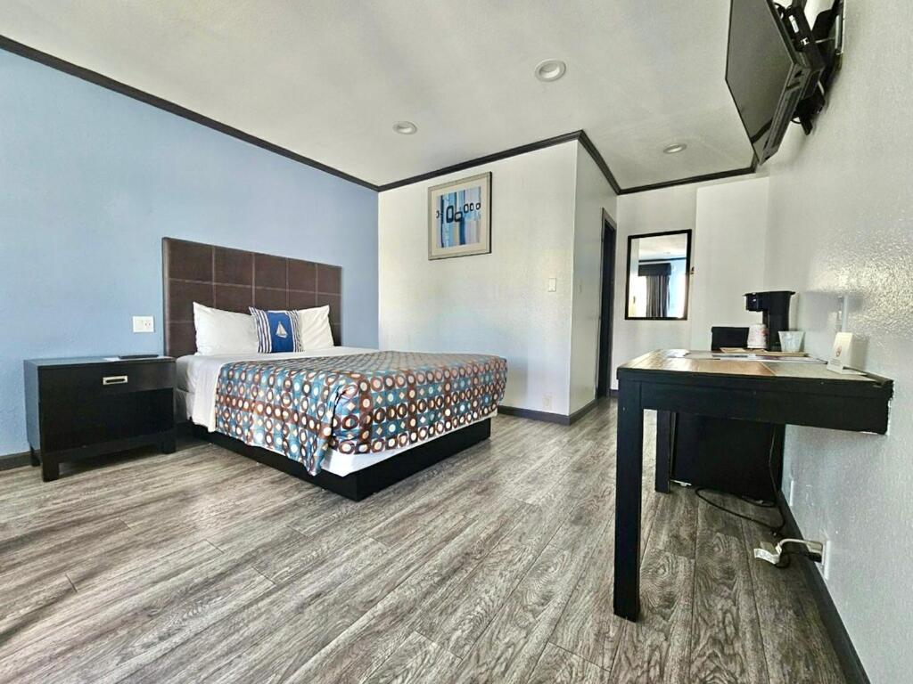 Standard Queen Room