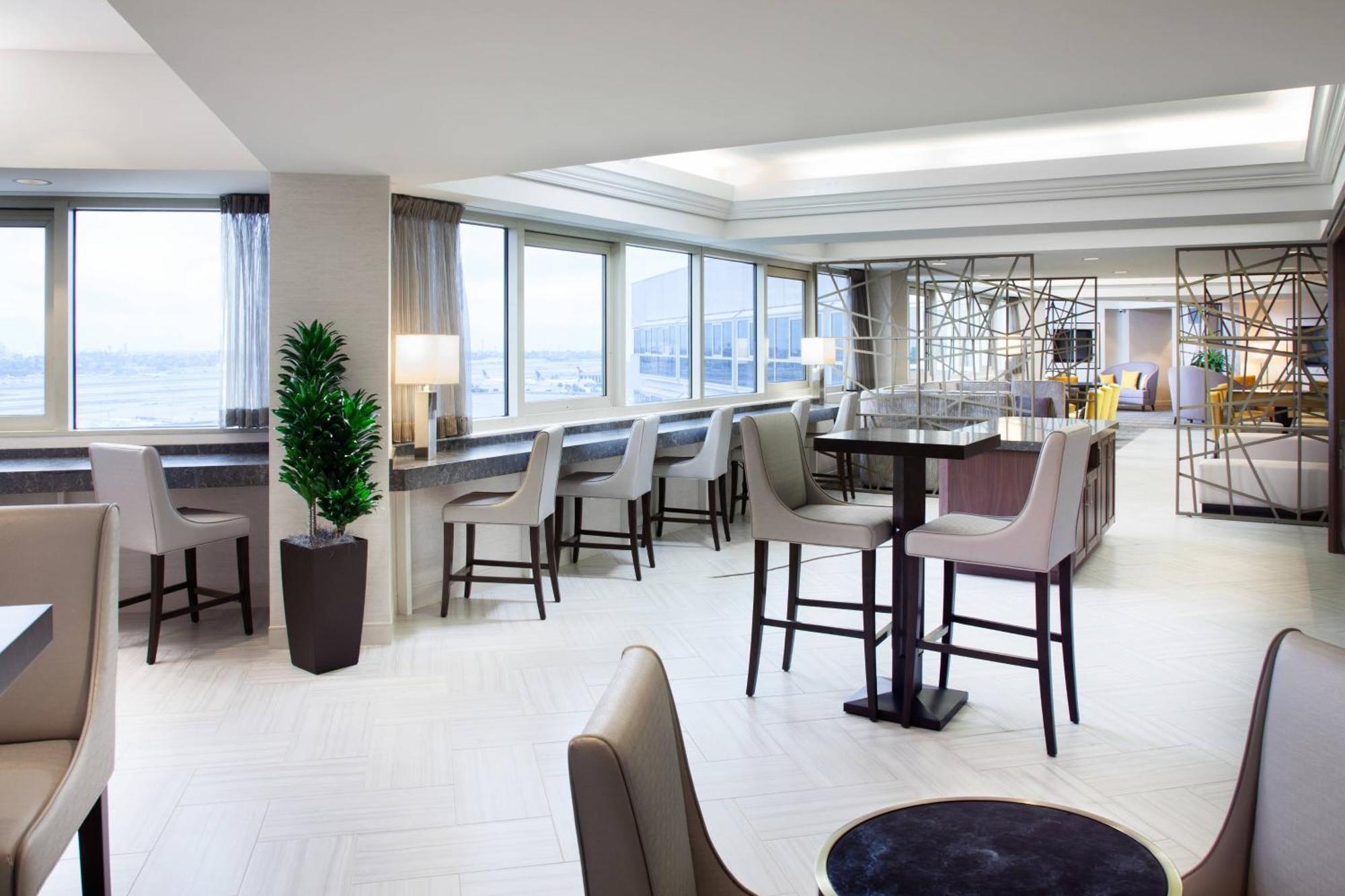 Concierge level Guest room 1 King Corner room