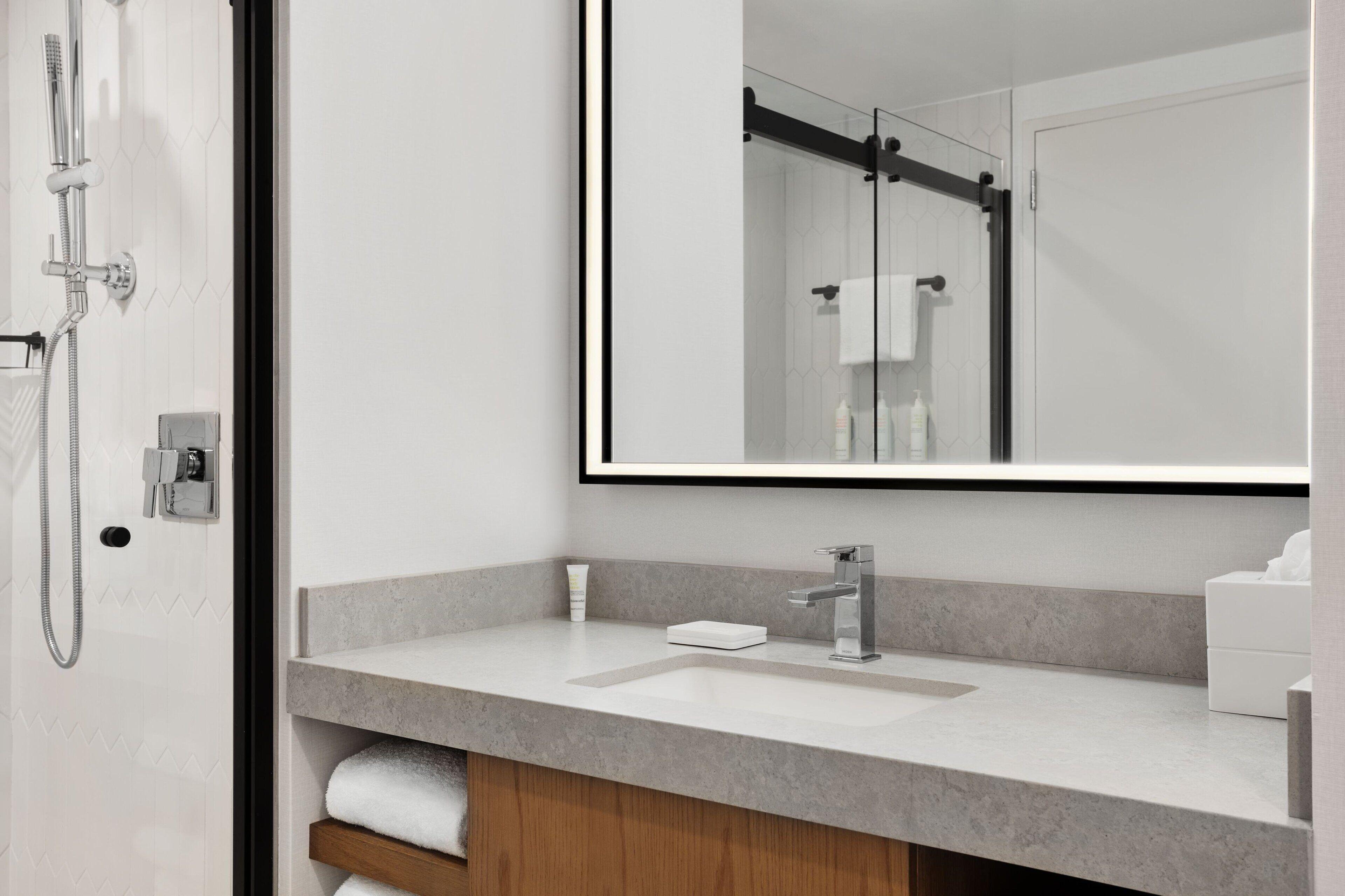 Concierge level Guest room Two Double Beds Marina view