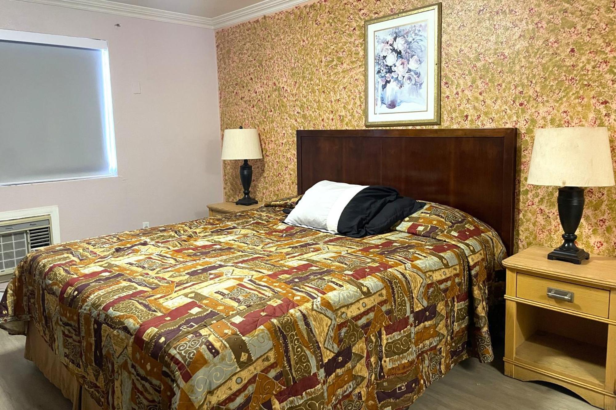 King Bed Smoking