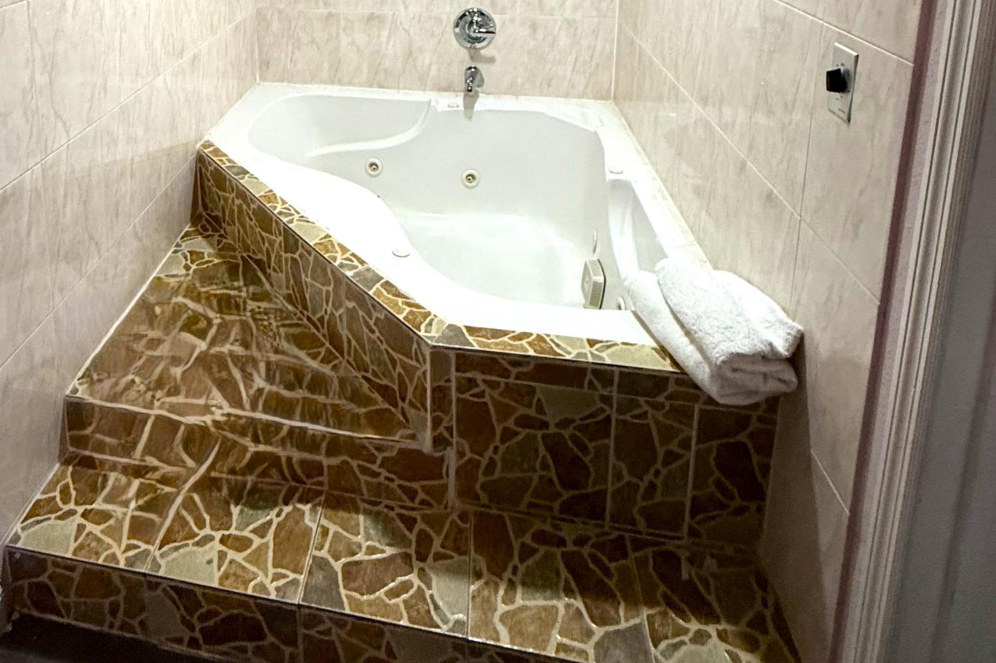 King Bed Jetted Tub NS