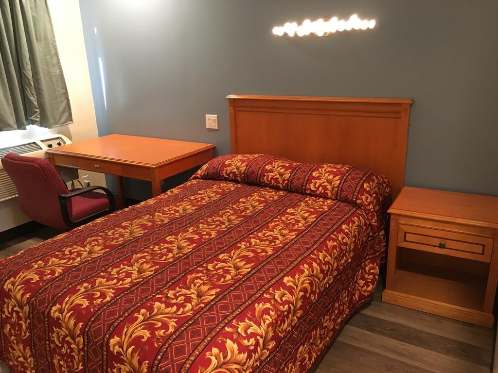 Room with Queen Bed
