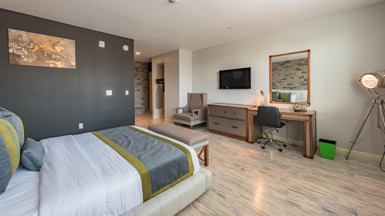 Deluxe King Room with Balcony