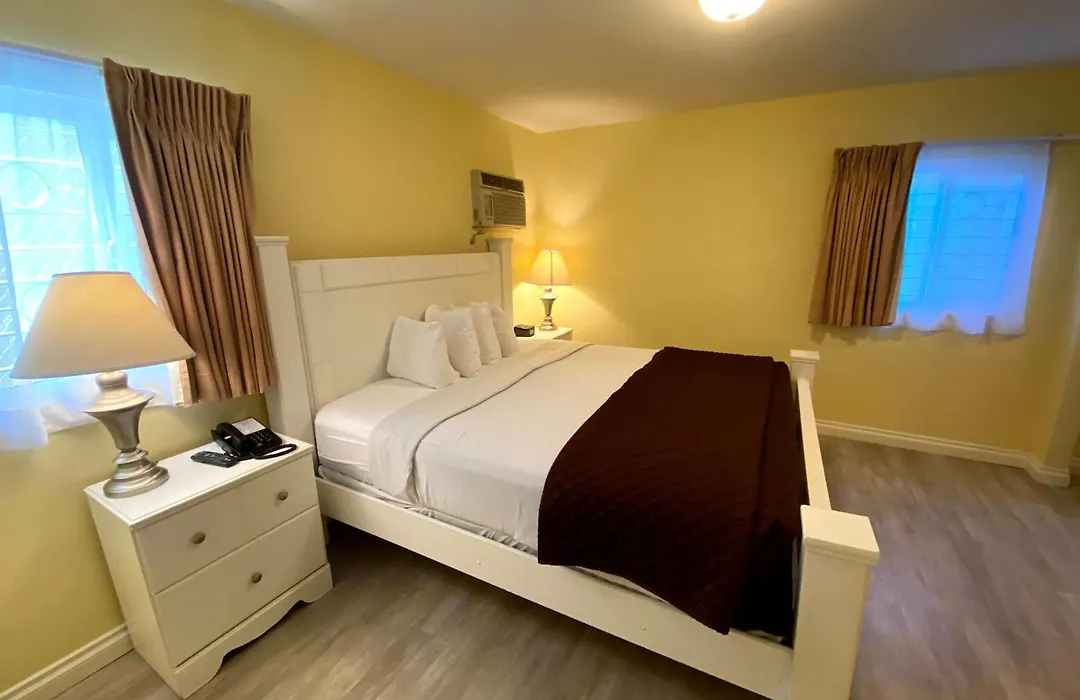 Hollywood Celebrity Hotel-1