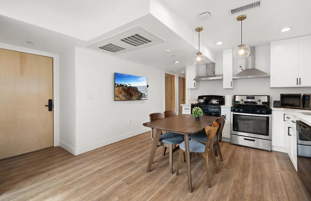 Charming Urban Retreat Near Usc In La- Private Room With Share Living Room With Kitchen-1