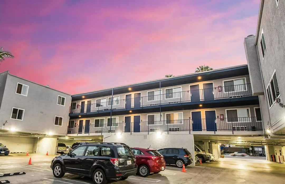 Travelodge By Wyndham Culver City-1