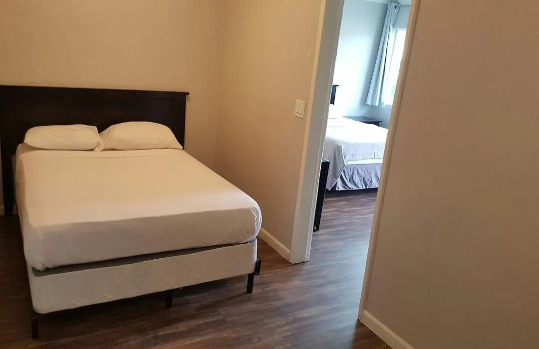 Good Knight Inn Motel-1