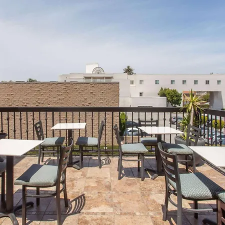 Ramada By Wyndham Culver City-2