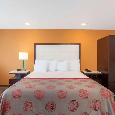 Ramada By Wyndham Culver City-3