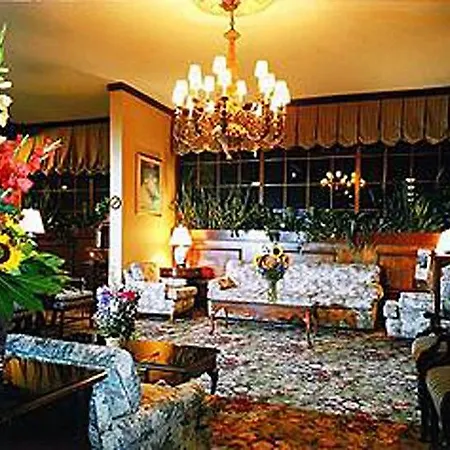 Sportsmen'S Lodge Hotel-3