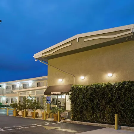 Super 8 By Wyndham Los Angeles-Culver City Area-3