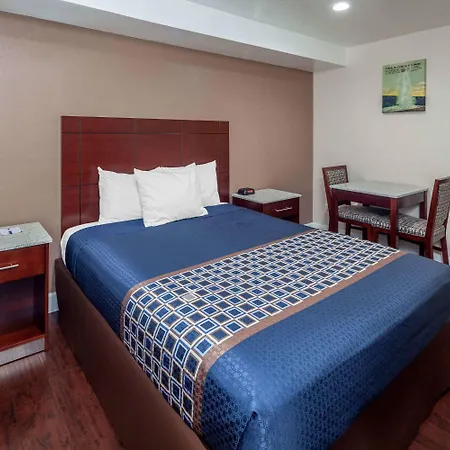 Travelodge By Wyndham Harbor City-3