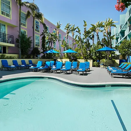 Ramada Plaza By Wyndham West Hollywood Hotel & Suites-3