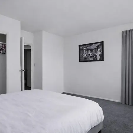 Spacious 2 Bedroom 2 Bathroom Unit Great Location-2