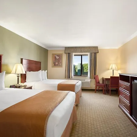 Howard Johnson By Wyndham Reseda Hotel & Suites-3