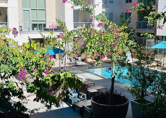 The Clouds Aparthotel Los Angeles
