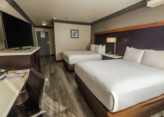 Comfort Inn & Suites Near Universal - N Hollywood - Burbank Los Angeles