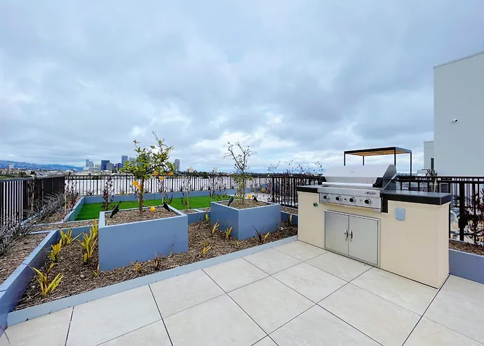 Westwood Penthouse 3 Bedroom 2 Bath W Gym, Balcony, Parking Los Angeles